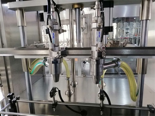 直線(xiàn)式食用油灌裝機不止一處細節獲得成功